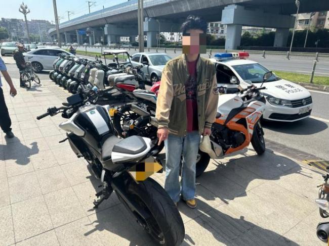 男子騎車(chē)“翹頭”炫技摔倒險(xiǎn)被碾壓 追求刺激代價(jià)慘重