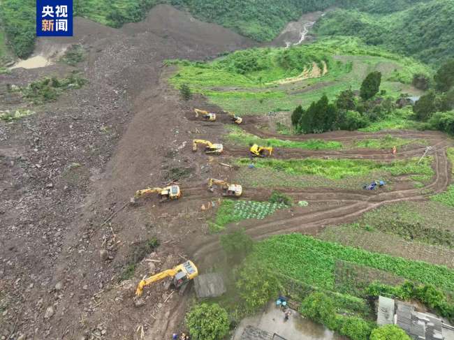 貴州大方山體滑坡救援現(xiàn)場：重型裝備已進(jìn)入