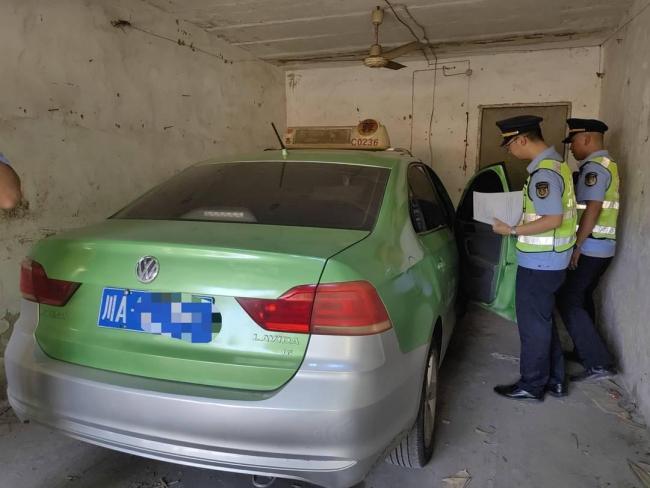 成都交通揪出仿冒出租車 夜間違規(guī)載客被查