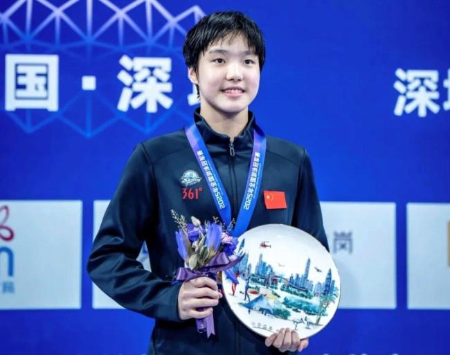 女子400米混合泳預(yù)賽 12歲天才少女于子迪 力壓余依婷小組第一 新星閃耀賽場(chǎng)