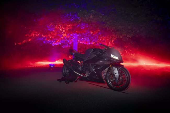 寶馬展示Concept RR概念摩托車 極致性能與創(chuàng)新設(shè)計(jì)