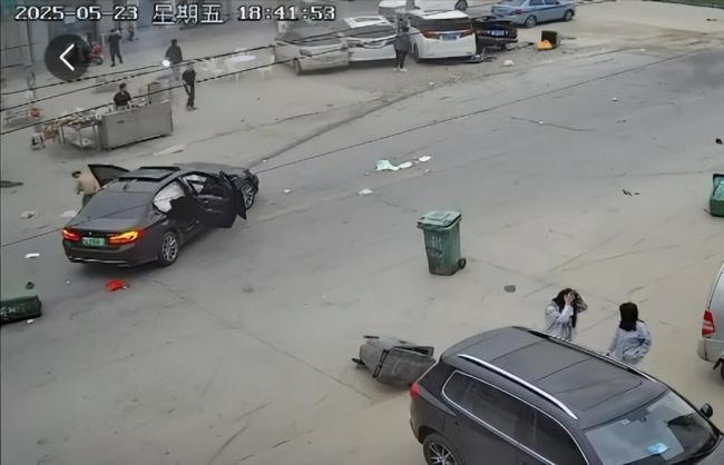 未成年人租開寶馬車撞豪車,？交警回應(yīng) 實(shí)情并非如此