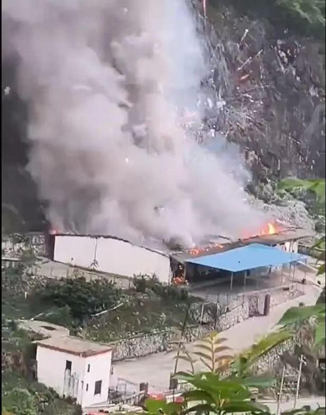 廣西鞭炮倉庫被落石砸中爆炸 山體滑坡引發(fā)事故