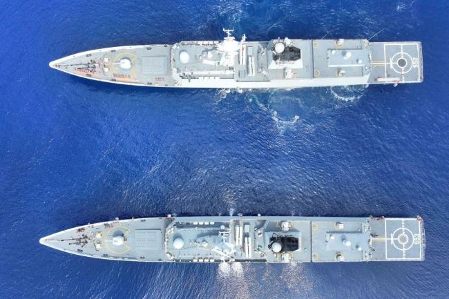 真“雙艦合璧”,！一起看艦艇“肩并肩”航行