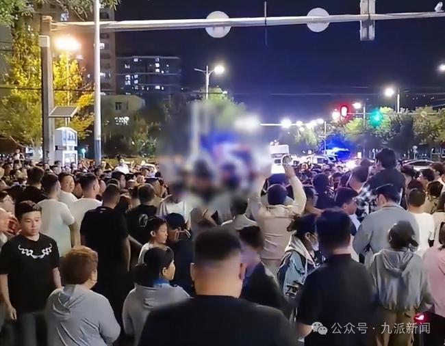 官方通報(bào)城管商販沖突大量群眾圍觀