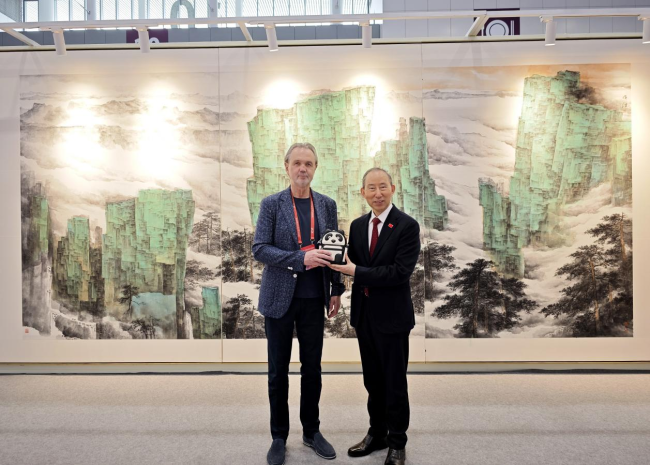 龍宇翔與俄羅斯美協(xié)主席安德烈·卡瓦利秋克·尼古拉耶維奇親切會見