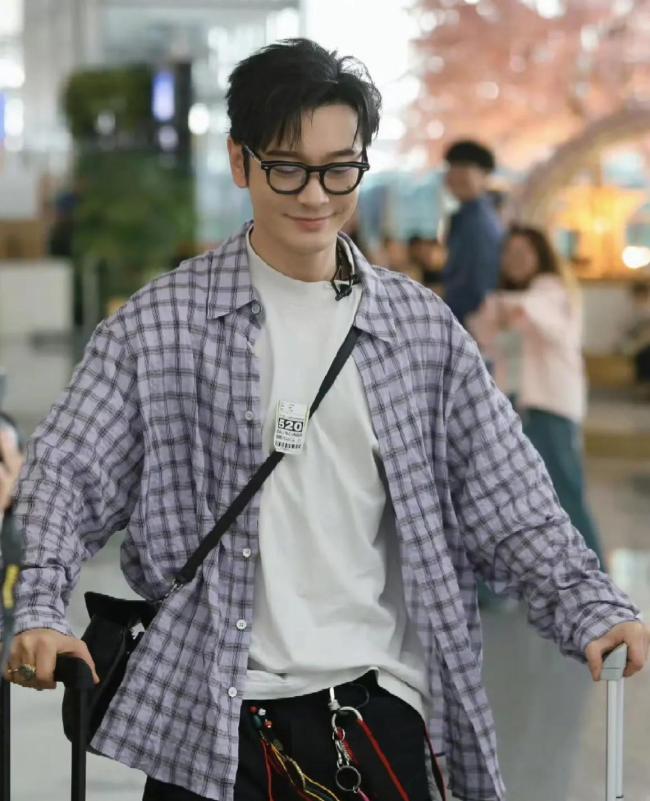 丁禹兮中餐厅厨师服造型路透 扛丝瓜瓤成焦点