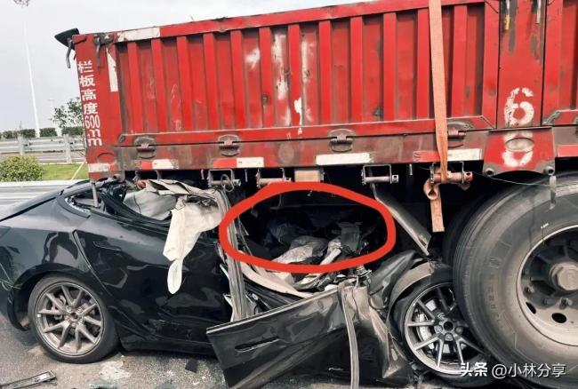 特斯拉追尾大貨車 車頭被撞碎 事故原因待查