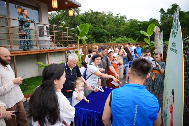 世界多地沉浸式過(guò)端午 國(guó)際友人共體驗(yàn)傳統(tǒng)文化