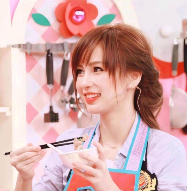 Angelababy早期混血感回归 颜值巅峰再现