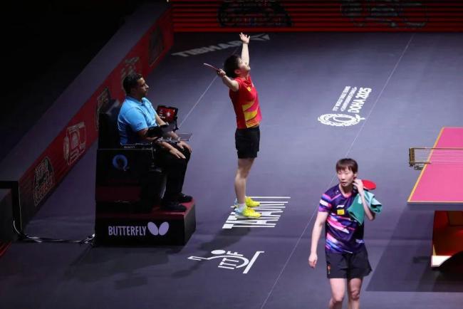 孙颖莎问巴赫要联系方式 巴赫：常联系！赛场温情互动