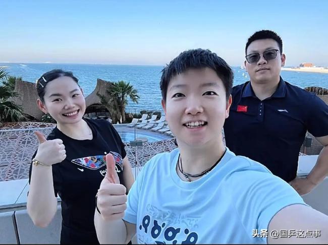 劉國(guó)梁拍頭鼓勵(lì)王曼昱蒯曼，國(guó)乒?jié)M載而歸