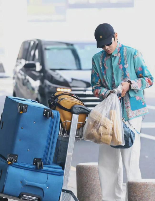 丁禹兮中餐厅厨师服造型路透 扛丝瓜瓤成焦点