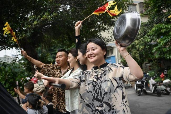 車陂村看龍舟賽的人擠滿屋頂 熱鬧非凡