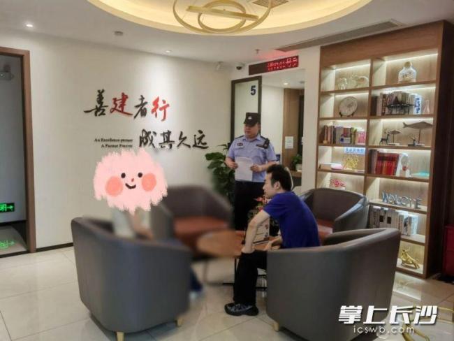 女子網(wǎng)戀“軍官”險(xiǎn)被騙百萬