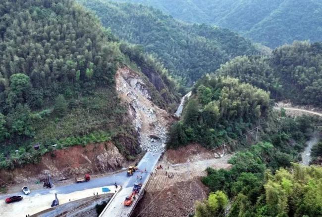 航拍江西上饒一道路山體塌方