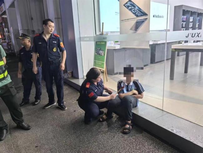 交警回應(yīng)男孩離家出走父親遇車禍去世