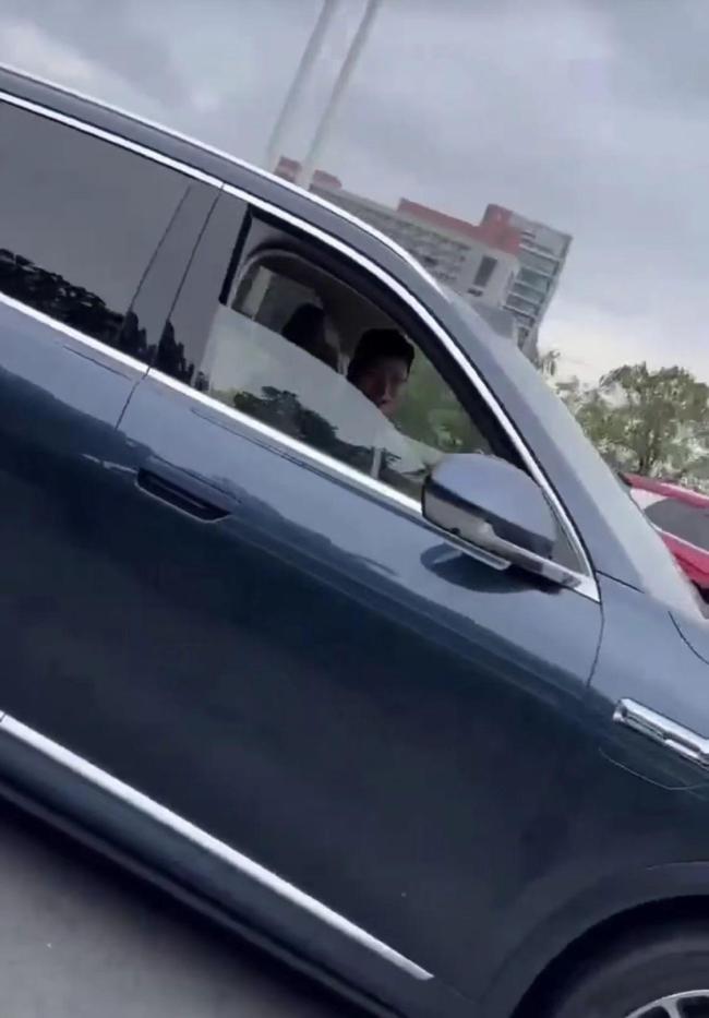 深圳交警回應(yīng)余承東疑似開車睡覺 智能駕駛引發(fā)熱議