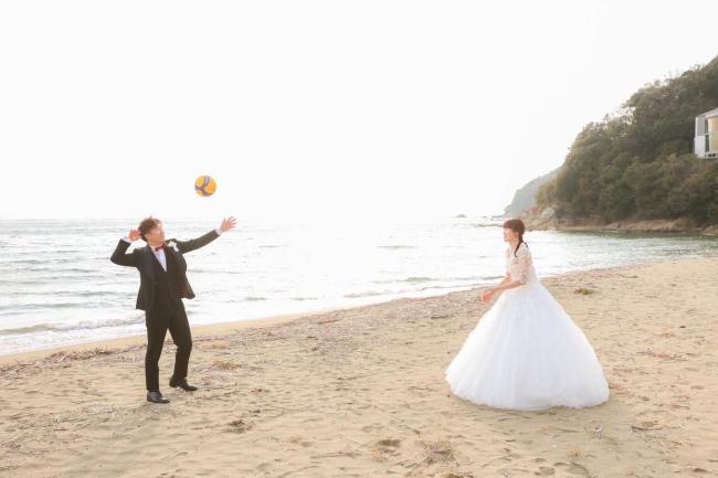 日本女排名將井上愛里沙將結(jié)婚，兩人同穿婚紗打排球畫面甜蜜爆表