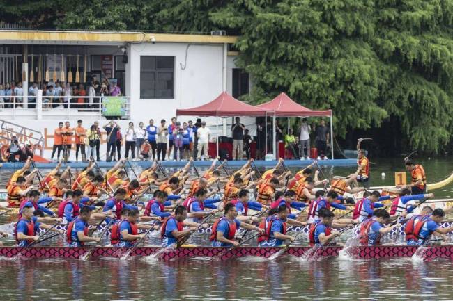 在廣州為何房東癡迷扒龍船，江河湖海陸續(xù)上演“飆船”大片
