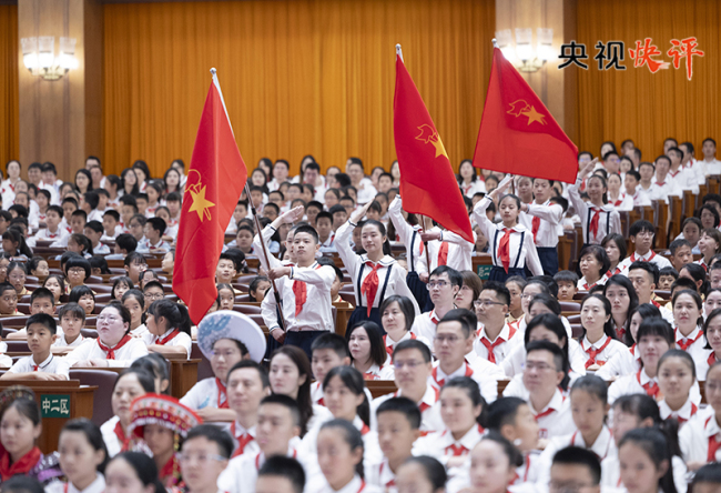 【央視快評(píng)】高舉隊(duì)旗跟黨走
