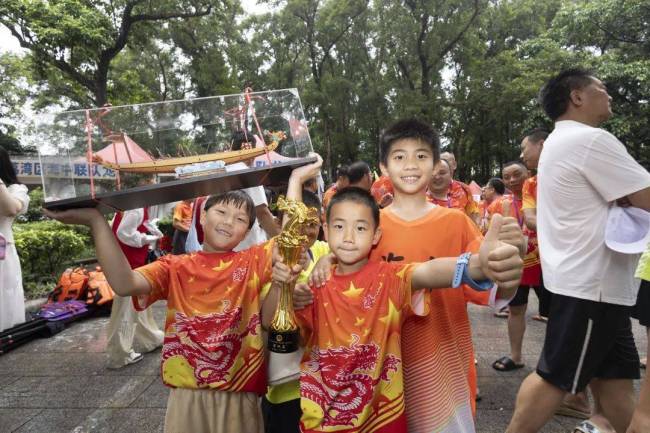 在廣州為何房東癡迷扒龍船,，江河湖海陸續(xù)上演“飆船”大片