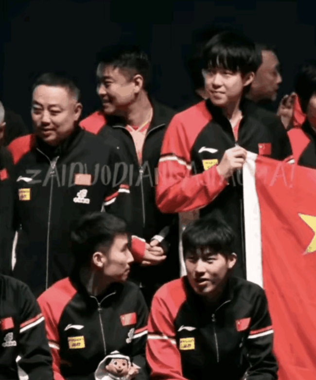 王皓合影時(shí)擠到劉國(guó)梁王楚欽中間