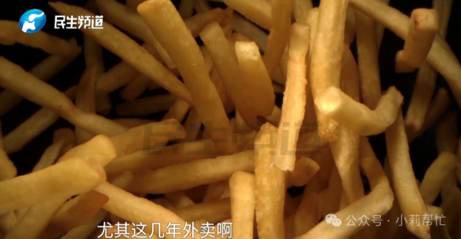 十來歲兄弟倆雙雙確診尿毒癥 基因突變?nèi)堑?/></p><p>尿毒癥的治療手段包括血透和腹膜透析,。血透是通過將血液引入特定裝置進(jìn)行凈化，清除體內(nèi)的代謝廢物,、毒素及多余水分,，糾正酸堿電解質(zhì)紊亂。腹膜透析則是通過在腹腔中置入導(dǎo)管,，灌入腹膜透析液,，依靠腹膜的半透膜性質(zhì)進(jìn)行物質(zhì)交換，排除體內(nèi)毒素,。</p>
            </div>
            <!-- /qudao/etc/endpage/ep_pagetop.shtml Start -->
<div   id=