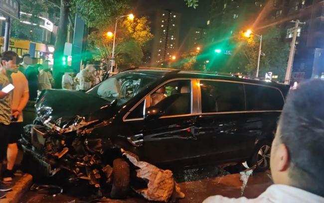 男子駕車沖過護欄撞傷交警棄車逃跑 肇事司機被迅速抓獲