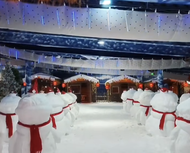 長沙10噸冰雪雕出雪人方陣
