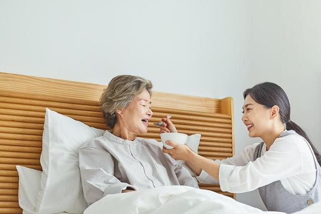 避免"一人住院全家忙" 免陪照護(hù)讓病人更有"醫(yī)"靠
