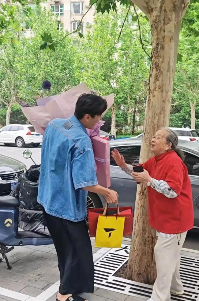 于晓光探望89岁李明启 了解其简朴生活 德艺双馨典范