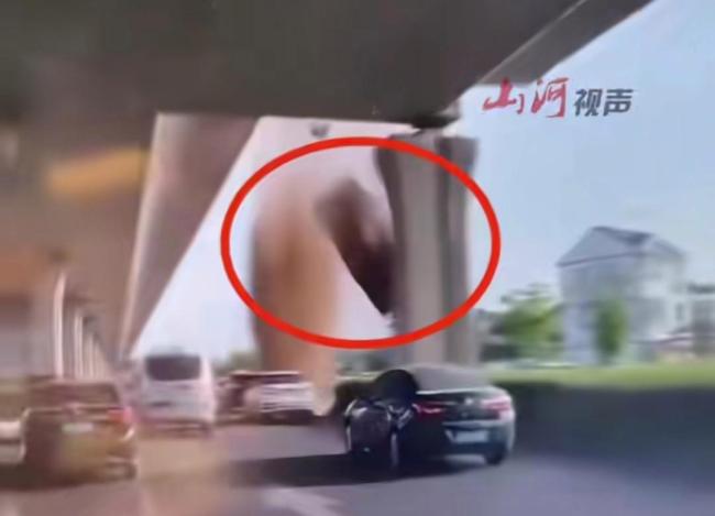 車輛沖出快速路高架橋致車內(nèi)5人身亡 車道設(shè)計(jì)引爭議