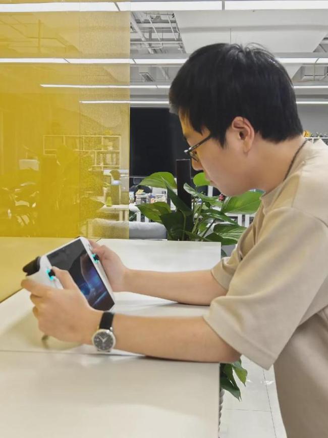 首款裸眼3D巨屏掌機使用體驗 AI 3D驚艷呈現
