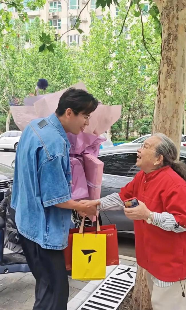 于晓光探望89岁李明启 了解其简朴生活 德艺双馨典范