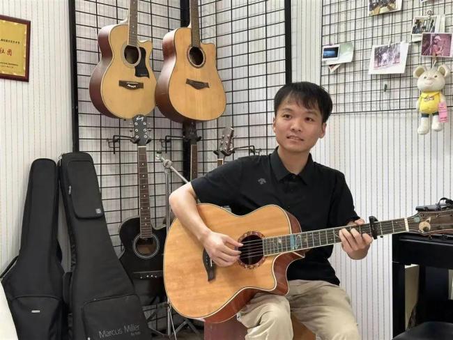 身體帶22根鋼釘大學(xué)生去支教 15次手術(shù)后的堅(jiān)韌選擇