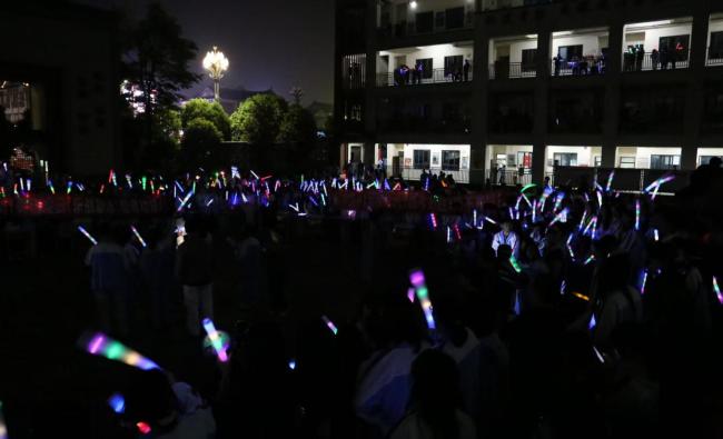 各大高校學長學姐為高考生送祝福 青春吶喊助力高考