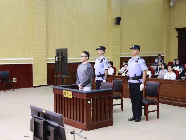 閆桂軍被控違規(guī)放貸63.9億元 受賄與濫用職權(quán)案開庭審理