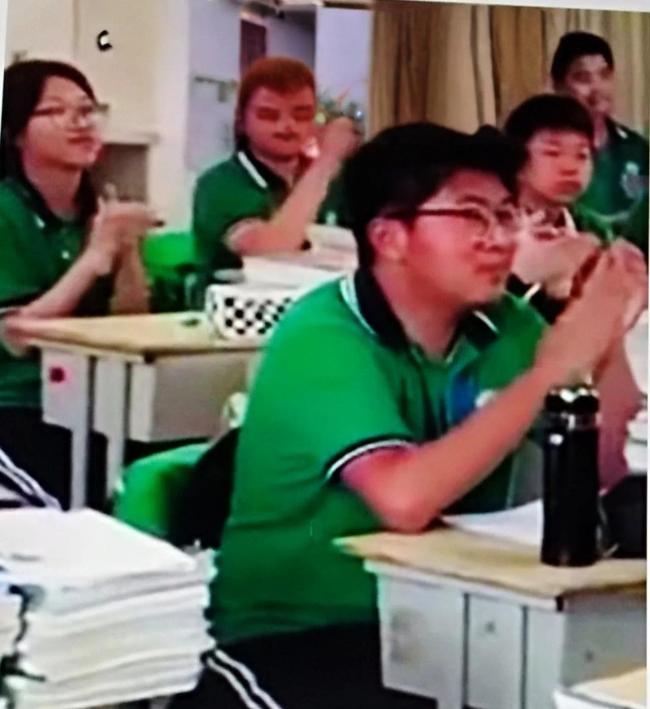 三名女中學(xué)生幫走失小女孩報(bào)警求助 顯少年擔(dān)當(dāng)