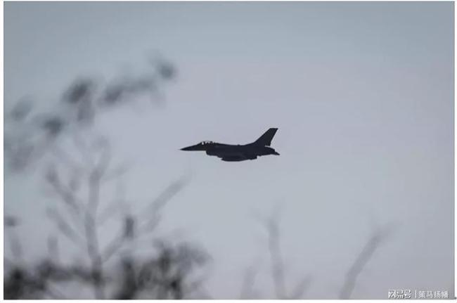烏軍F-16戰(zhàn)機精確打擊俄軍陣地 戰(zhàn)術與風險并存