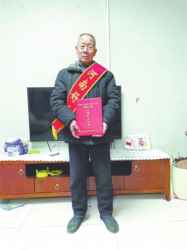 77歲老人還清30年前欠款后睡了個好覺 誠信終得安眠