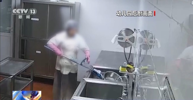 一廚工在幼兒園洗碗池里洗墩布被辭退 法院：支持