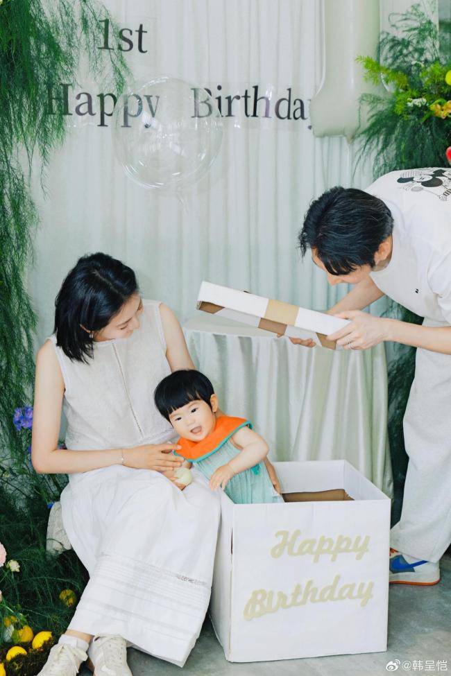 國(guó)羽世界冠軍韓呈愷曬全家福 妻子顏值超高 幸福家庭引網(wǎng)友點(diǎn)贊