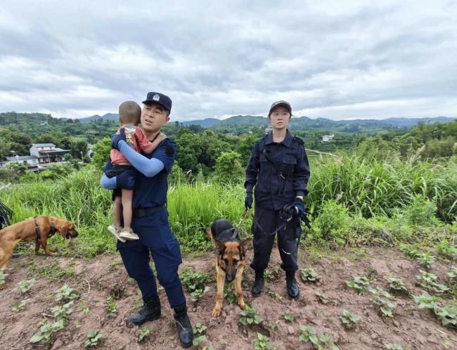 幼童走失42小時(shí)被警犬搜尋找到
