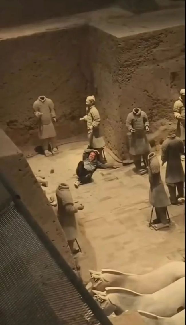 目擊者稱男子推倒兵馬俑后倒地捂臉 事件引發(fā)廣泛關(guān)注