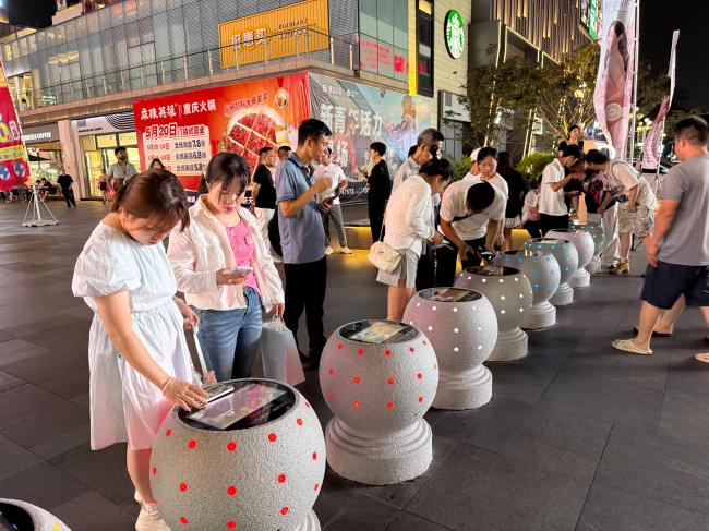 深圳街头惊现科技石墩：能充电、会发光还能播视频！