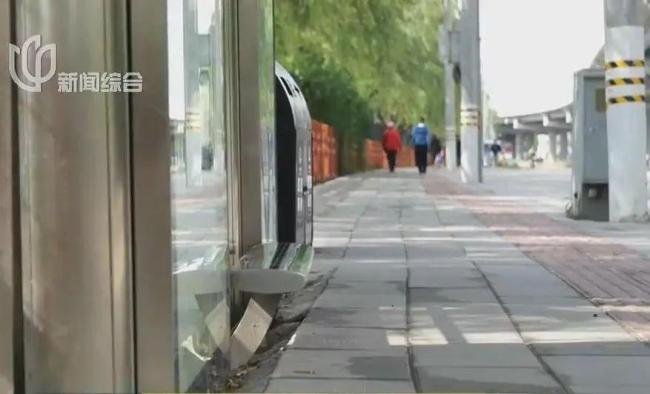 上海一公交站椅子矮出新高度