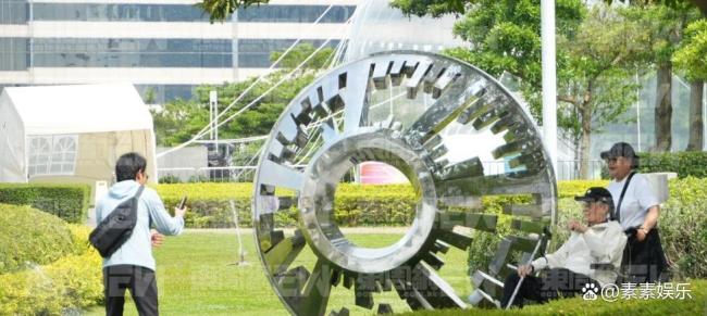 88歲謝賢現(xiàn)身公園游玩 風(fēng)采依舊