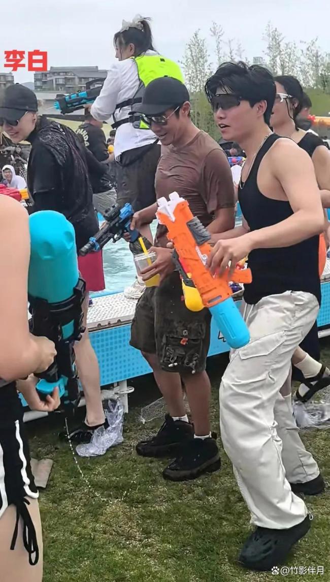 撒貝寧全家千島湖打水仗 奶爸流量引關注
