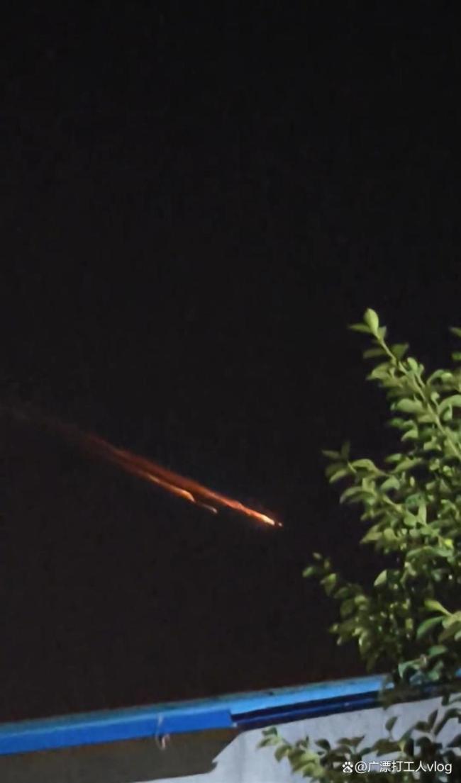 山东多地夜空现不明飞行物